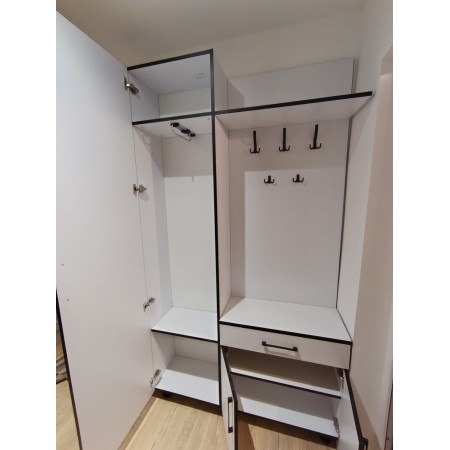 Мебель для небольшой прихожей с местами для хранения вещей.